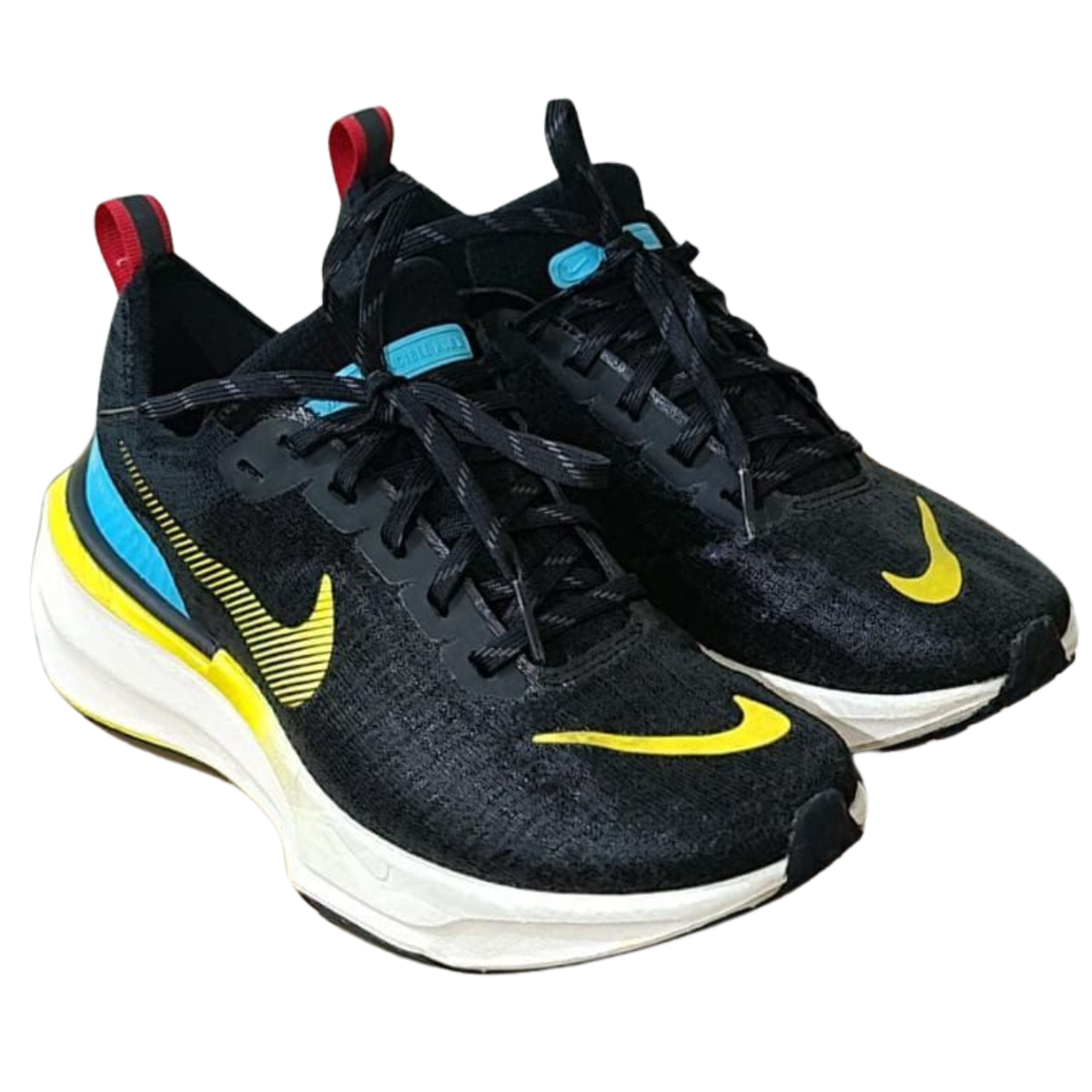 Comprar Zapatillas Nike ZoomX Invincible Run Flyknit 3 Hombre. Si buscas las mejores zapatillas para correr, las Nike ZoomX Invincible Run Flyknit 3 Hombre son ideales para ti. En Onlineshoppingcenterg, te ofrecemos este modelo diseñado para brindarte confort, amortiguación y rendimiento en cada paso. ¡Descubre por qué son las favoritas de corredores en todo el mundo!  ¿Por qué comprar las Nike ZoomX Invincible Run Flyknit 3 Hombre? Las Nike ZoomX Invincible Run Flyknit 3 Hombre son perfectas para corredores que buscan:  Amortiguación avanzada: la espuma ZoomX proporciona suavidad y retorno de energía en cada pisada. Diseño Flyknit: ajusta como un calcetín para mayor comodidad y soporte. Durabilidad: ideales para entrenamientos largos y repetidos. Además, este modelo mejora las características del popular Nike Invincible Run 2 Hombre, ofreciendo una pisada más estable y soporte optimizado.  Características destacadas de las zapatillas Nike ZoomX Invincible 1. Tecnología de amortiguación ZoomX La espuma ZoomX es conocida por su capacidad de absorber el impacto y devolver energía, haciéndolas ideales para largas distancias. Tanto si entrenas en asfalto como en caminos, estas zapatillas reducen el cansancio muscular.  2. Diseño versátil y moderno El Flyknit 3 combina un ajuste perfecto con materiales ligeros y transpirables, lo que garantiza comodidad durante todo el día. Además, el diseño elegante es apto tanto para entrenamientos como para uso casual.